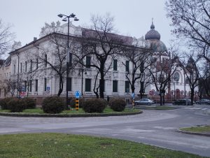 Az egykori Osztrák-Magyar Bank épülete háttérben a zsinagógával.
