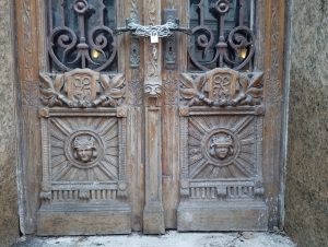 Az egykori Osztrák-Magyar Bank épületének bejáratán számos szimbólum ismerhető fel.